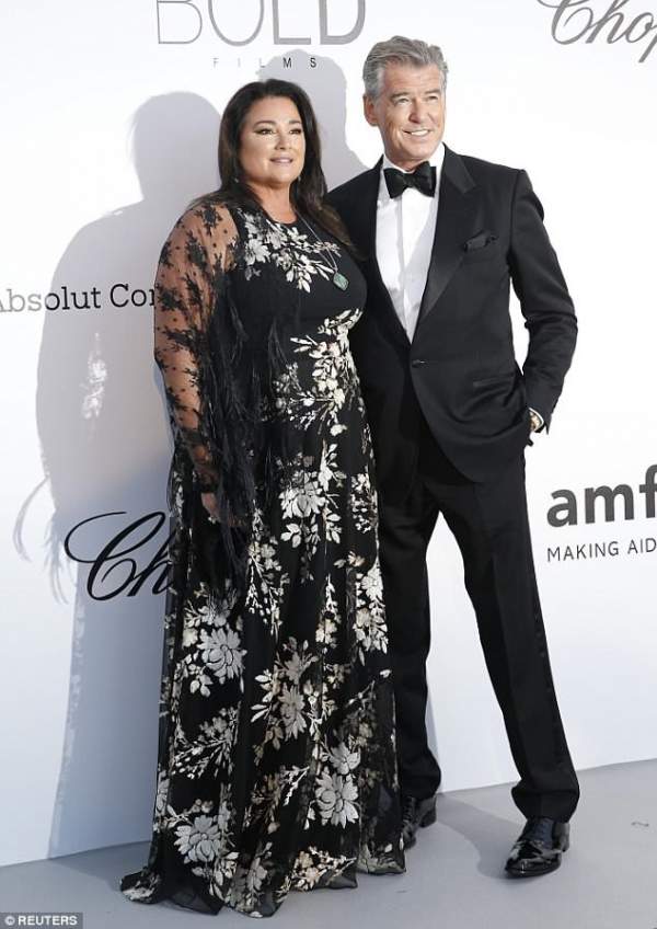 "Điệp viên 007" Pierce Brosnan hôn vợ say đắm tại sự kiện 4