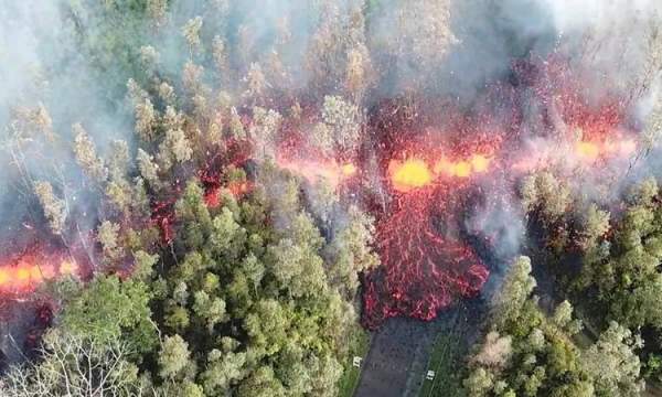 Khói và dung nham đỏ rực phun trào từ miệng núi lửa Hawaii 2