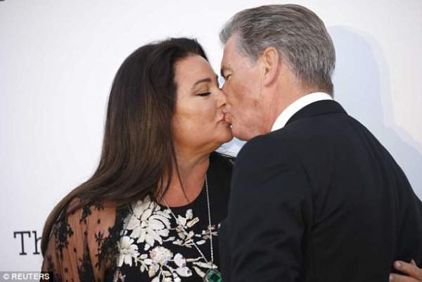 "Điệp viên 007" Pierce Brosnan hôn vợ say đắm tại sự kiện 6
