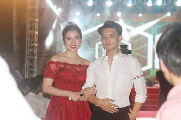 Ca sĩ Nguyễn Trần Trung Quân “cầu hôn” trên sân khấu dạ hội trường Trần Phú 7