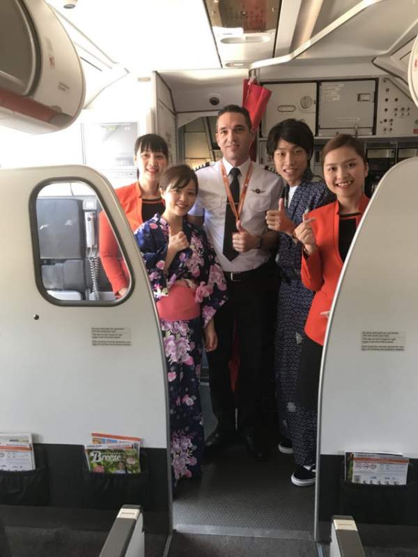 Lời tỏ tình ngọt ngào của cặp đôi Nhật Bản trên chuyến bay giá rẻ Việt Nam 6