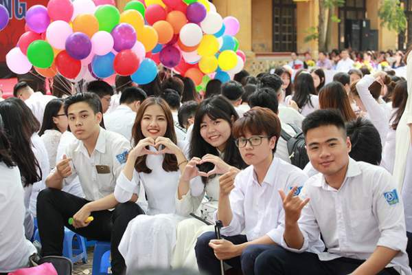 Những nữ sinh xinh đẹp tỏa sáng trong lễ bế giảng THPT Phan Đình Phùng 13