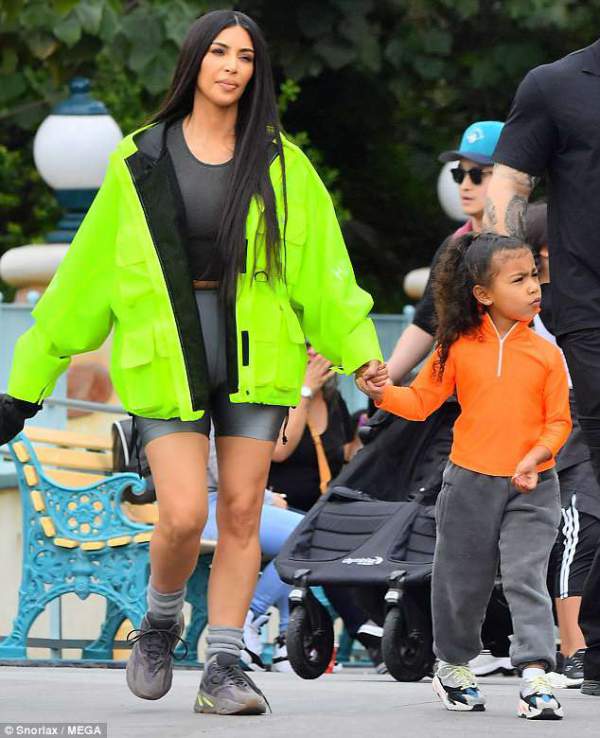 Kim Kardashian sành điệu đưa con đi chơi Disneyland 13