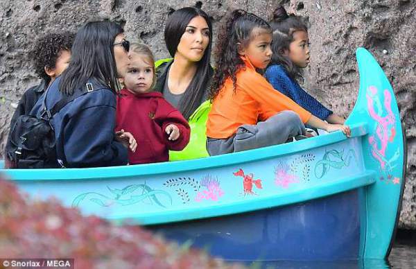 Kim Kardashian sành điệu đưa con đi chơi Disneyland 15