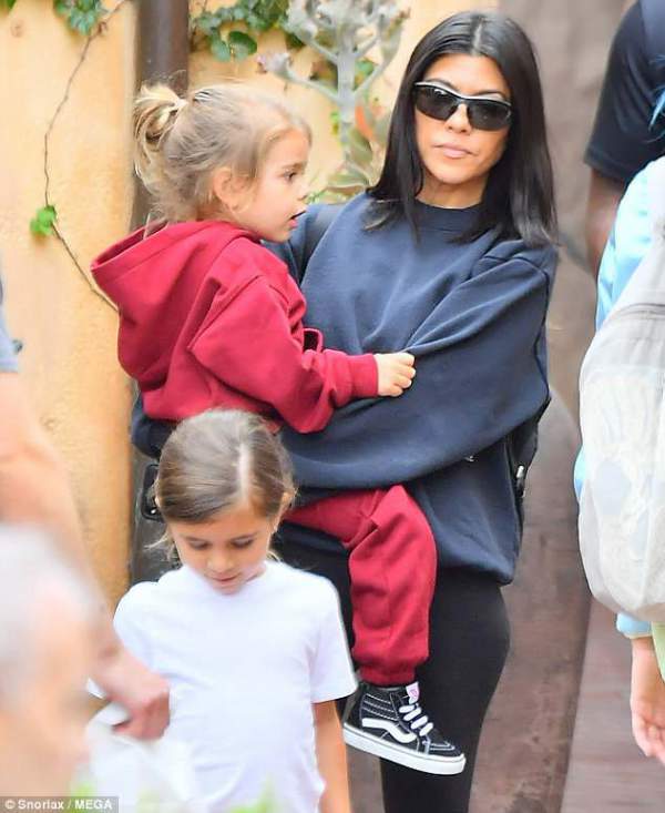 Kim Kardashian sành điệu đưa con đi chơi Disneyland 8