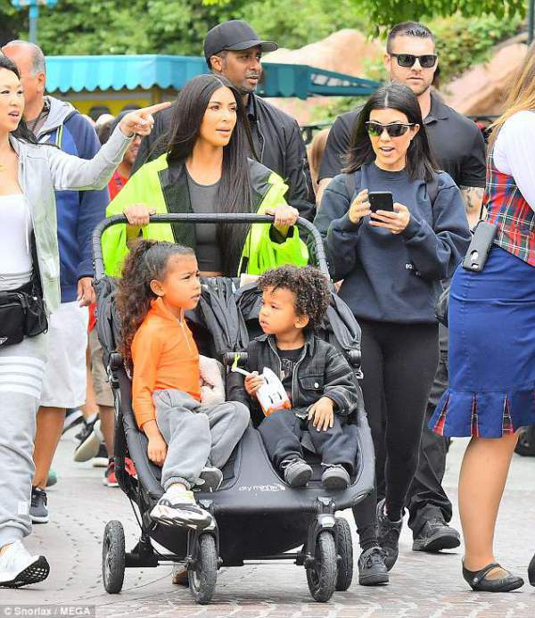 Kim Kardashian sành điệu đưa con đi chơi Disneyland 2