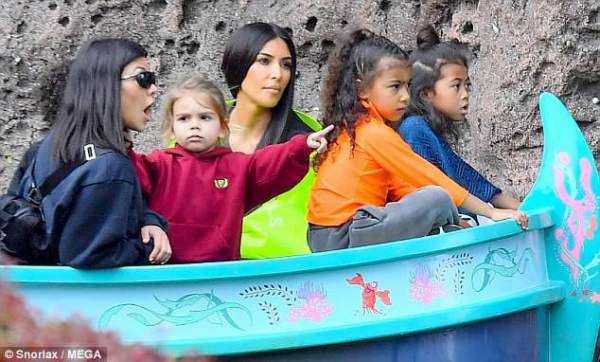 Kim Kardashian sành điệu đưa con đi chơi Disneyland 10