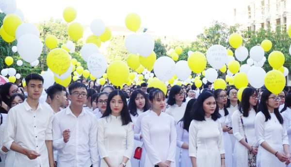 Tinh khôi vẻ đẹp nữ sinh trường Quốc học Vinh ngày chia tay