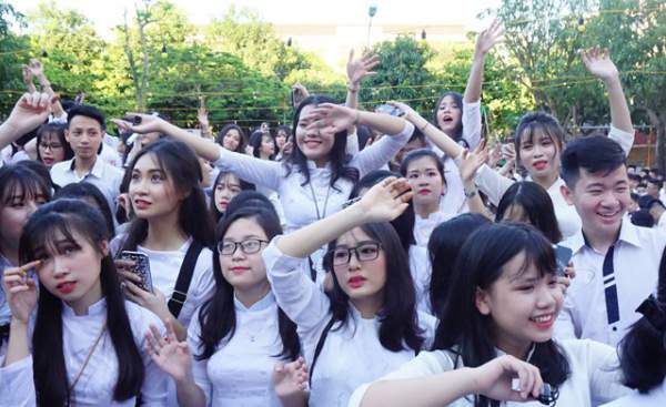 Tinh khôi vẻ đẹp nữ sinh trường Quốc học Vinh ngày chia tay 9