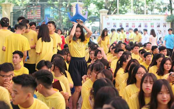 Những cô gái xinh xắn trong lễ bế giảng rợp sắc vàng trường Nguyễn Bỉnh Khiêm