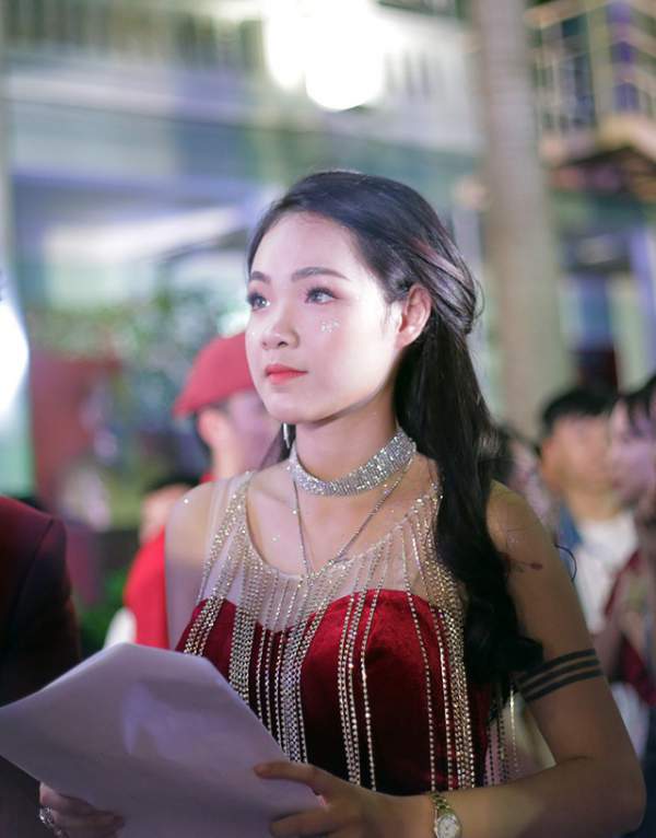 Nữ sinh Nguyễn Bỉnh Khiêm lộng lẫy như công chúa trong đêm dạ hội 6
