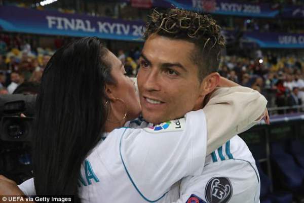 Bạn gái hôn chúc mừng Ronaldo 2