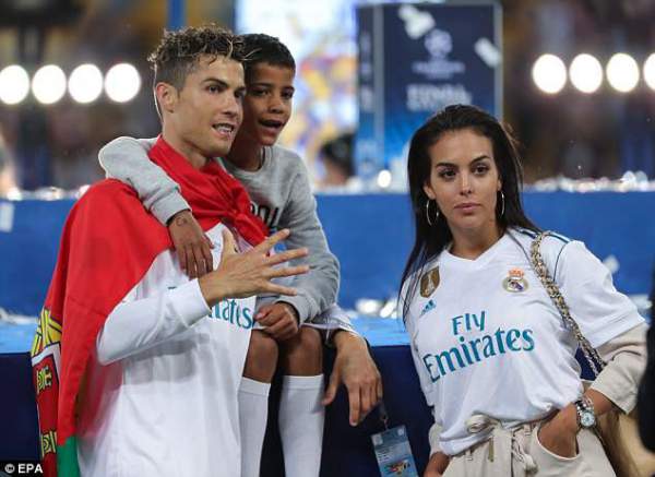 Bạn gái hôn chúc mừng Ronaldo 7
