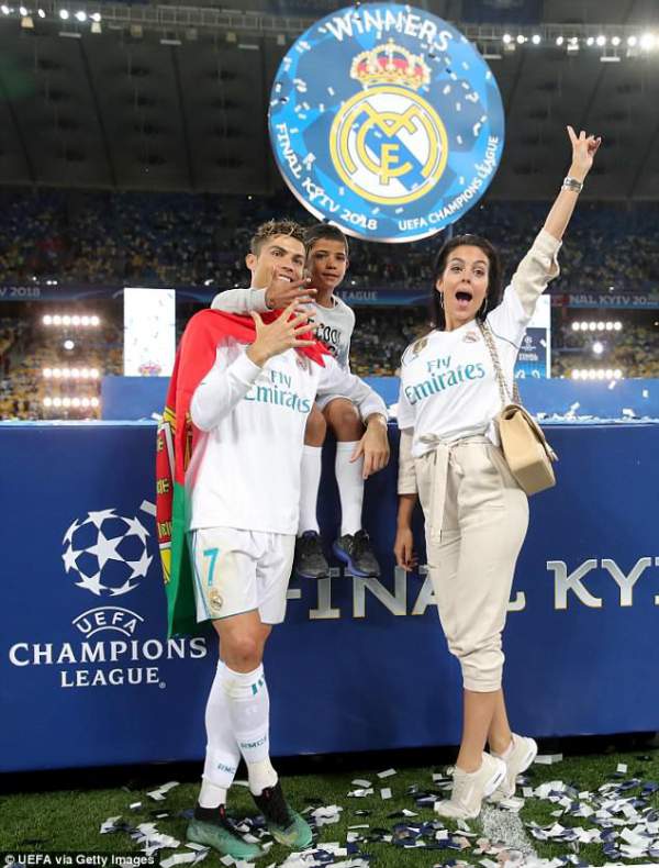 Bạn gái hôn chúc mừng Ronaldo 4
