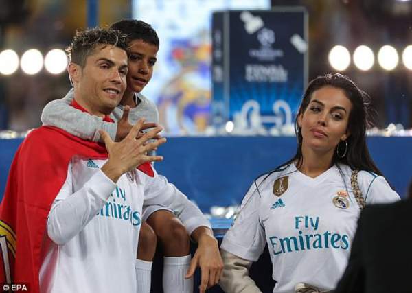 Bạn gái hôn chúc mừng Ronaldo 5