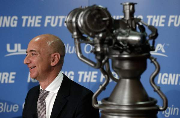 Jeff Bezos: Con người sẽ phải rời Trái đất, làm việc trên Mặt trăng