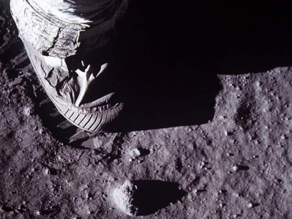 Do lỗi của phi hành gia Apollo khiến nhiệt độ Mặt trăng tăng lên trong 40 năm qua 2