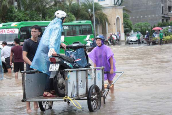 Dịch vụ mò biển số, chở người bằng xe bò “hốt” bạc triệu ngày mưa lũ 11
