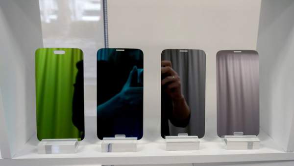 Sẽ có những chiếc smartphone lưng kính đổi màu độc đáo 5