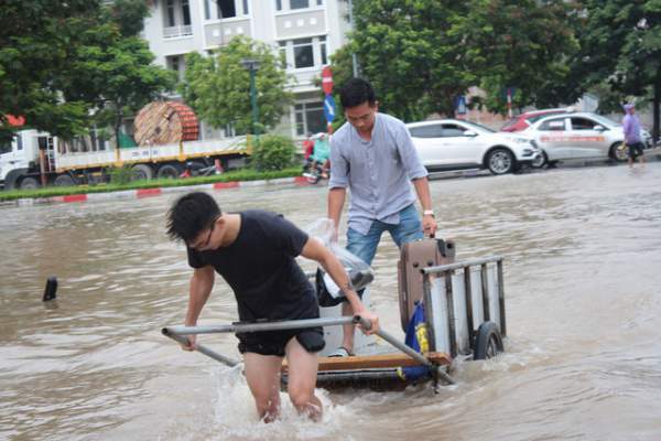 Dịch vụ mò biển số, chở người bằng xe bò “hốt” bạc triệu ngày mưa lũ 7
