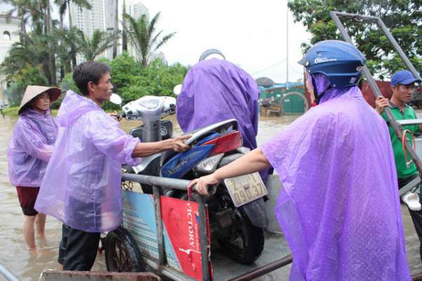 Dịch vụ mò biển số, chở người bằng xe bò “hốt” bạc triệu ngày mưa lũ 9