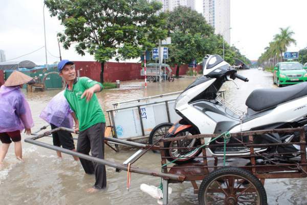 Dịch vụ mò biển số, chở người bằng xe bò “hốt” bạc triệu ngày mưa lũ 6