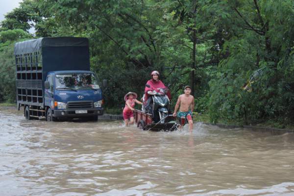 Dịch vụ mò biển số, chở người bằng xe bò “hốt” bạc triệu ngày mưa lũ 2