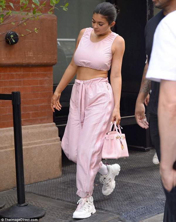 Kylie Jenner gợi cảm ra phố với cây đồ màu hồng 8