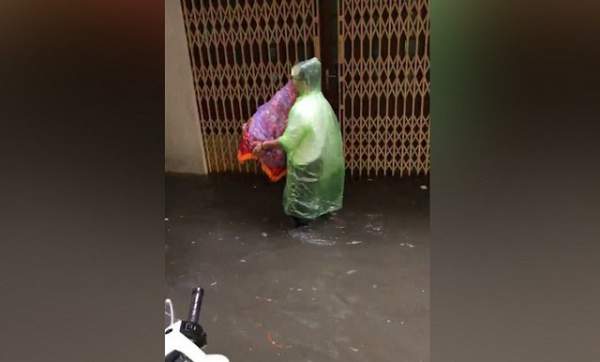 Nhà trai trùm áo mưa, "bơi" vào nhà gái trong lễ ăn hỏi ở Hải Phòng 2