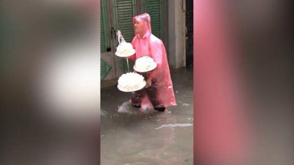Nhà trai trùm áo mưa, "bơi" vào nhà gái trong lễ ăn hỏi ở Hải Phòng