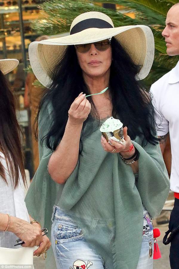 Cher vẫn trẻ đẹp ở tuổi 72