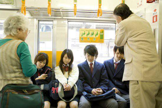 Vì sao người già ở Nhật không được nhường ghế trên tàu điện ngầm? 2