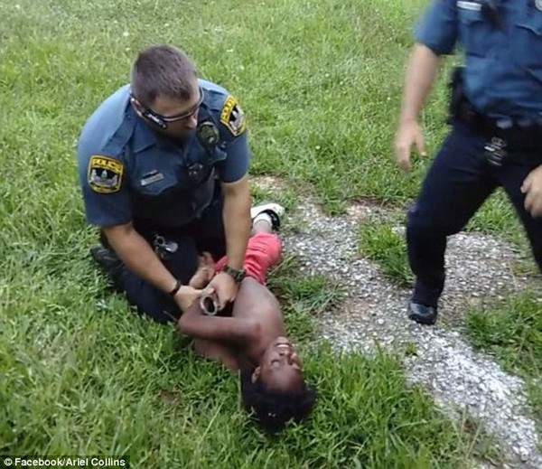 Dân mạng phẫn nộ với clip cậu bé 10 tuổi bị cảnh sát đè đầu xuống đất 2