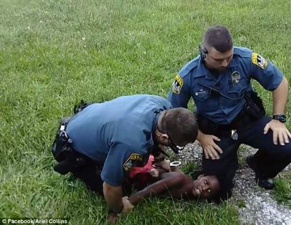 Dân mạng phẫn nộ với clip cậu bé 10 tuổi bị cảnh sát đè đầu xuống đất