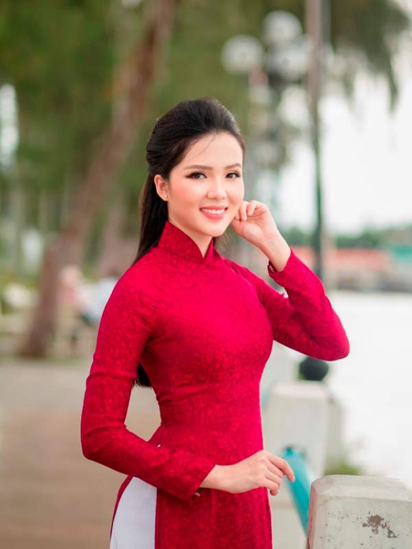 Người đẹp Thúy Vi "khoe" dáng dịu dàng trên bến Ninh Kiều 2