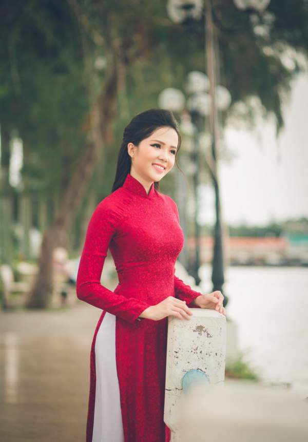 Người đẹp Thúy Vi "khoe" dáng dịu dàng trên bến Ninh Kiều 4