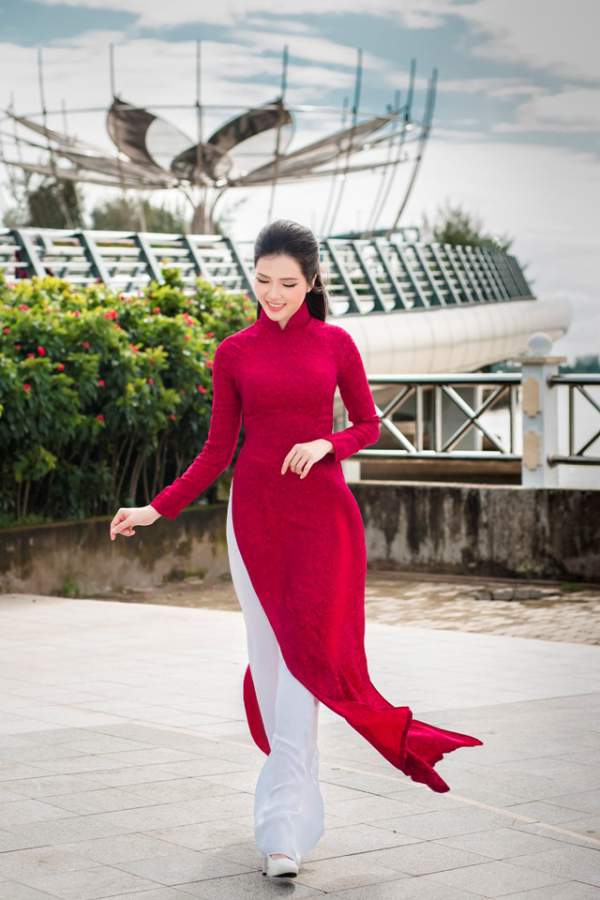 Người đẹp Thúy Vi "khoe" dáng dịu dàng trên bến Ninh Kiều 8