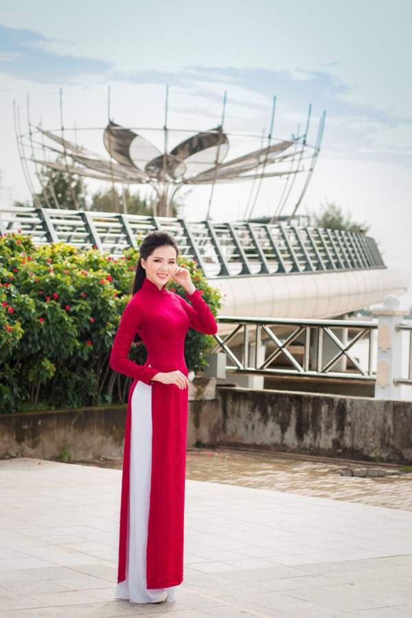 Người đẹp Thúy Vi "khoe" dáng dịu dàng trên bến Ninh Kiều 9