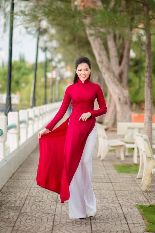 Người đẹp Thúy Vi "khoe" dáng dịu dàng trên bến Ninh Kiều 3