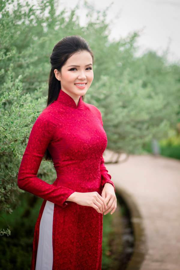 Người đẹp Thúy Vi "khoe" dáng dịu dàng trên bến Ninh Kiều 7