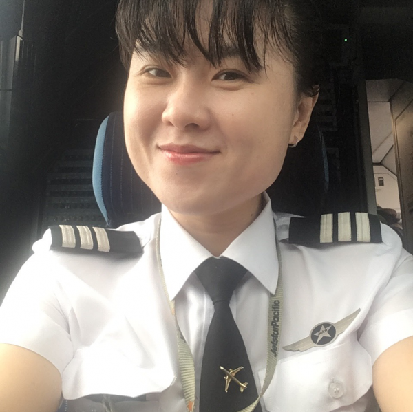 Nữ sinh ngữ văn khổ luyện trở thành cơ trưởng lái máy bay Jetstar