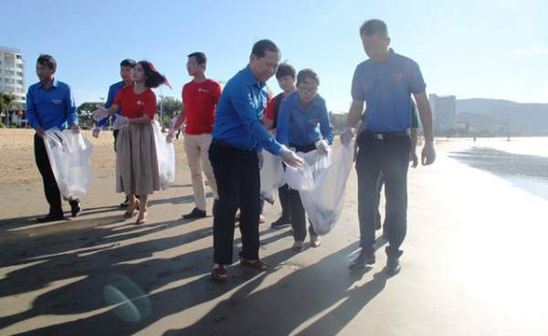Bình Định: 1.000 Đoàn viên, thanh niên nhặt rác thải tại bãi biển du lịch