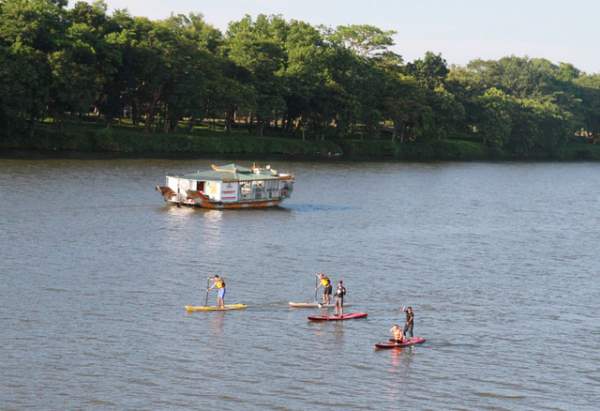 Giới trẻ Huế hào hứng với trò chơi “lướt ván đứng” trên sông Hương
