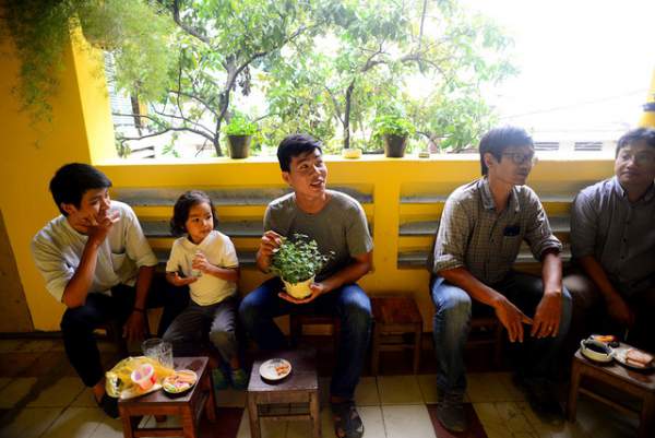 Giới trẻ Sài Gòn đua nhau "check in" quán cà phê kiểu cổ trong chung cư cũ 12