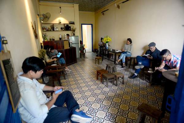 Giới trẻ Sài Gòn đua nhau "check in" quán cà phê kiểu cổ trong chung cư cũ 10