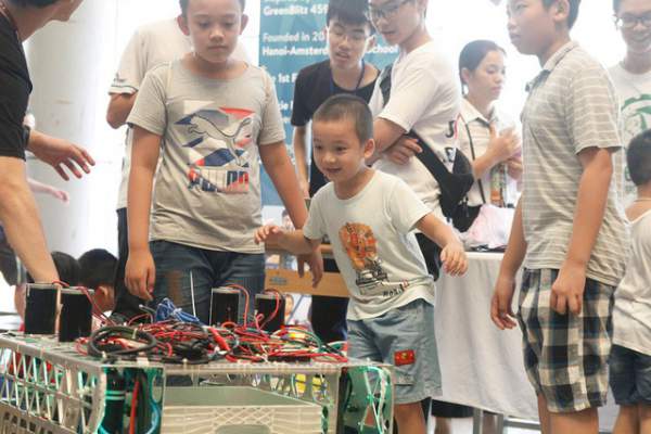 Học sinh Hà Nội thích thú trải nghiệm ngày hội khoa học tại trường Ams