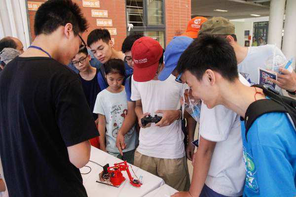 Học sinh Hà Nội thích thú trải nghiệm ngày hội khoa học tại trường Ams 5