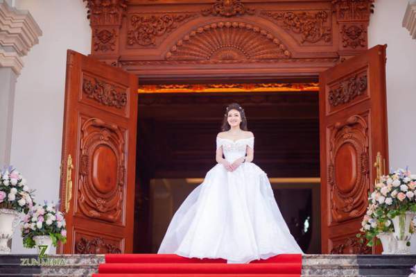 Lâu đài của đại gia Nam Định có con gái đeo vàng trĩu cổ ngày cưới 10