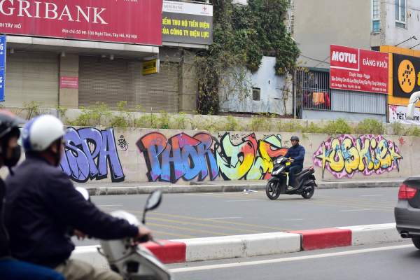 Vẽ graffiti kín tuyến đường tiền tỷ mới mở rộng ở Hà Nội 8