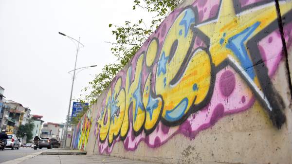 Vẽ graffiti kín tuyến đường tiền tỷ mới mở rộng ở Hà Nội 3